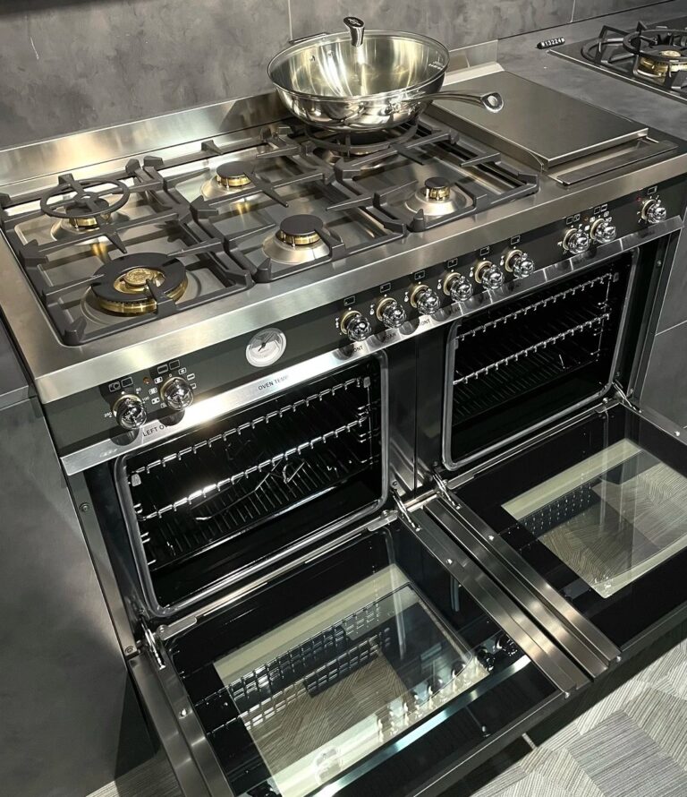 Piano de cuisson Bertazzoni équipé de six brûleurs gaz dans une cuisine