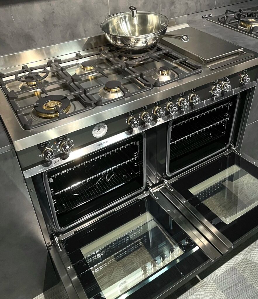 Piano de cuisson Bertazzoni équipé de six brûleurs gaz dans une cuisine