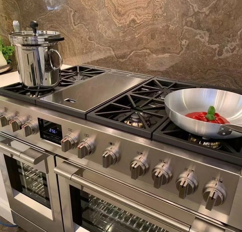 Piano de cuisson avec double four et six brûleurs gaz dans une cuisine