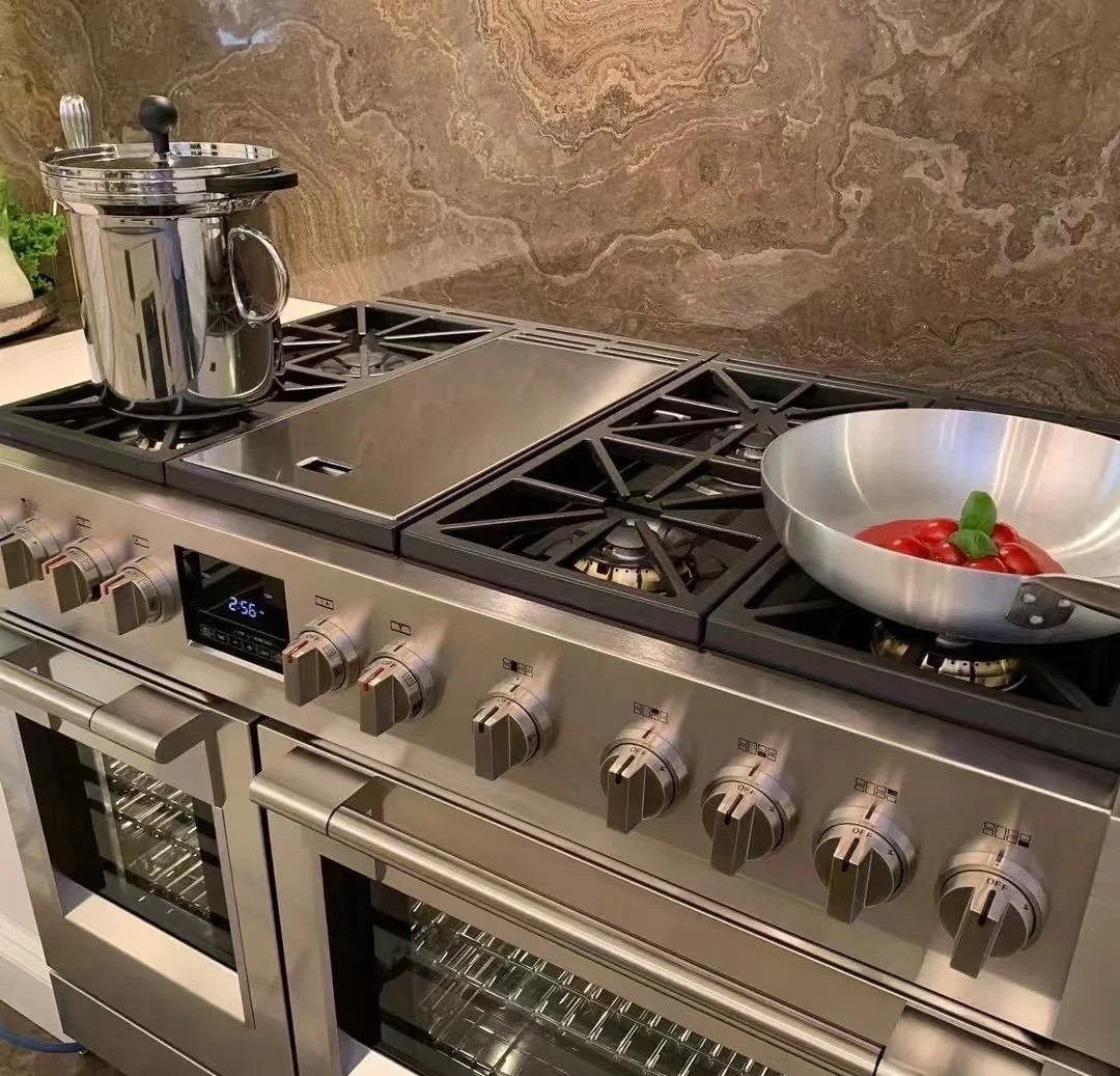 Double four et grilles en fonte d'un piano de cuisson