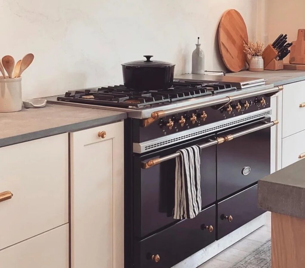 Piano de cuisson Lacanche haut de gamme français installé dans une cuisine