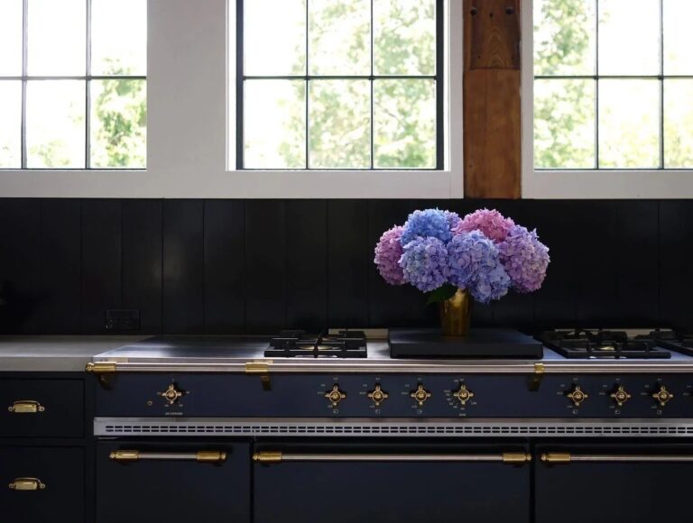 Piano de cuisson Lacanche au style classique français dans une cuisine équipée