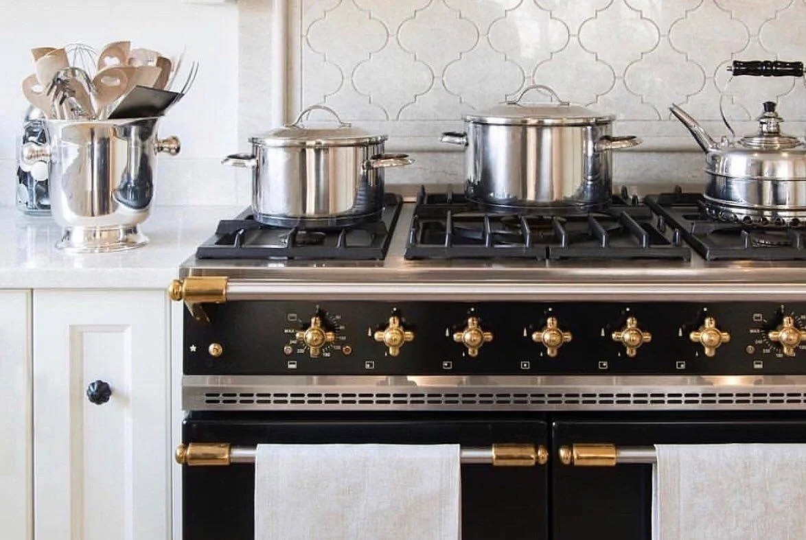Piano de cuisson Lacanche bleu nuit avec boutons en laiton