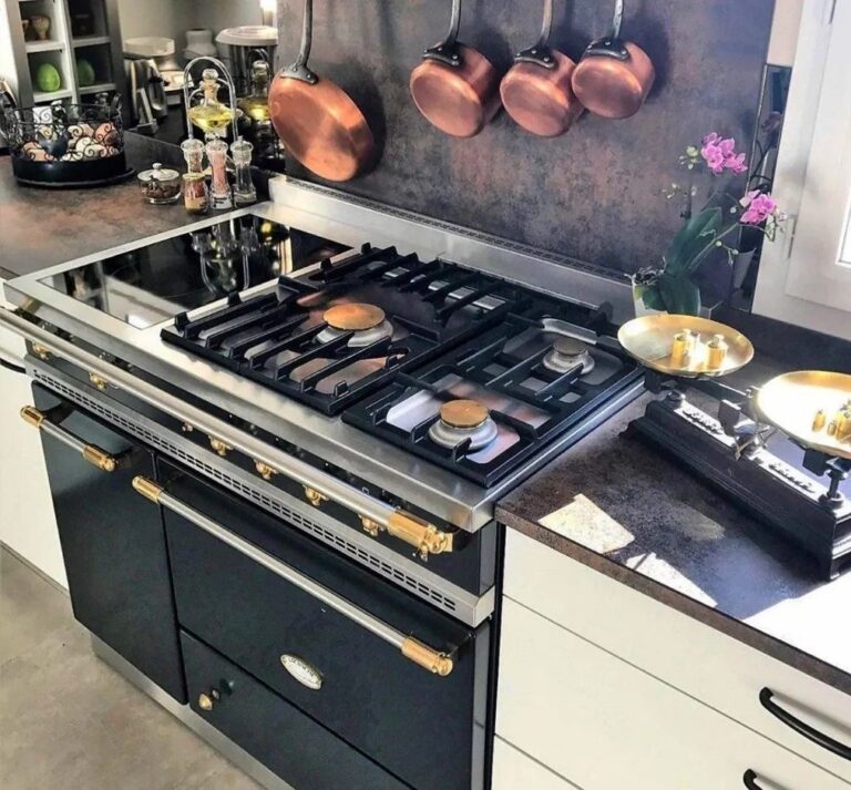 Piano de cuisson Lacanche au coloris élégant dans une cuisine raffinée