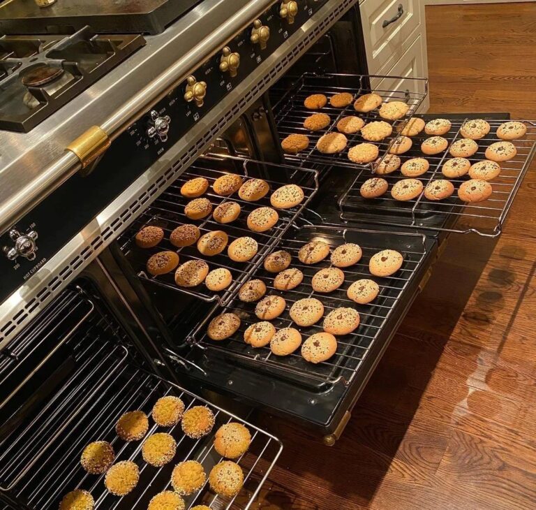 Piano de cuisson Lacanche multifeux avec four intégré en cuisine équipée