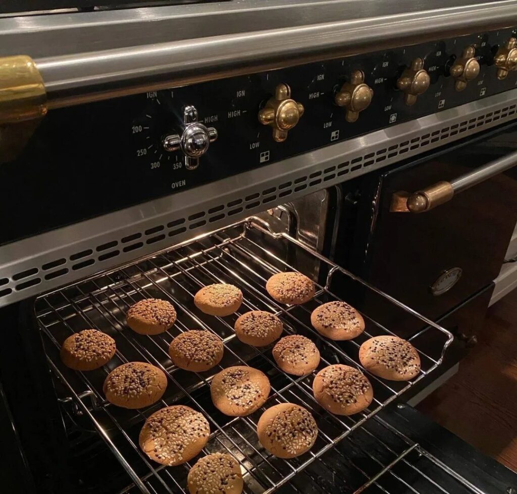 Piano de cuisson Lacanche haut de gamme mis en scène dans une cuisine