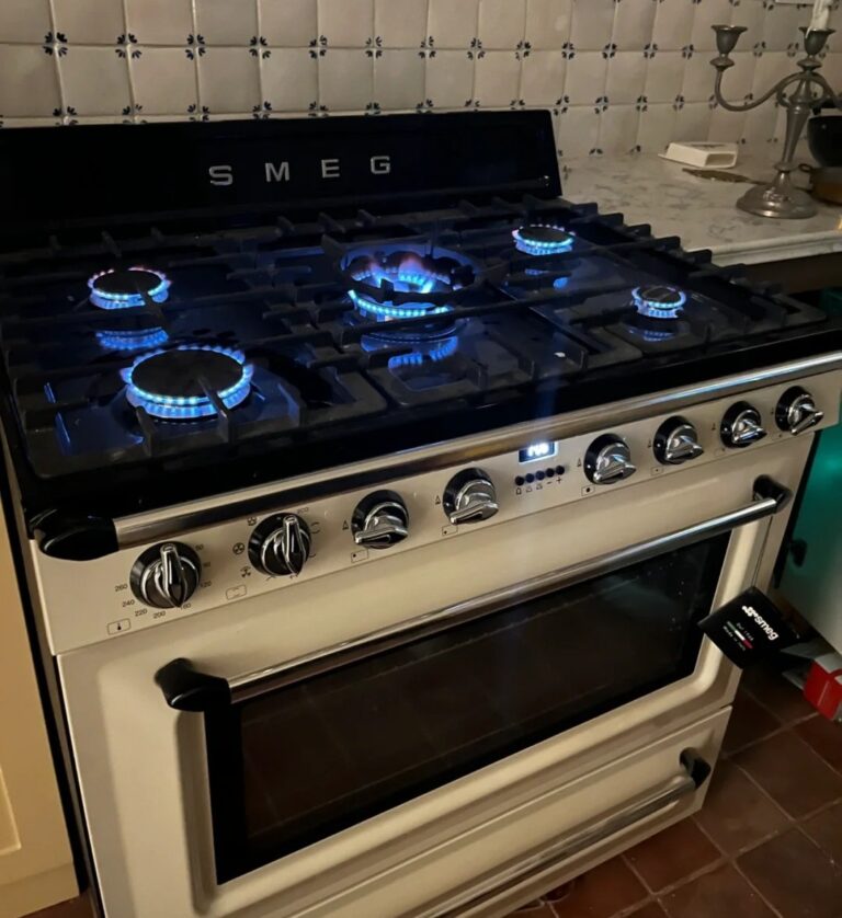 Piano de cuisson SMEG au style rétro élégant dans une cuisine équipée