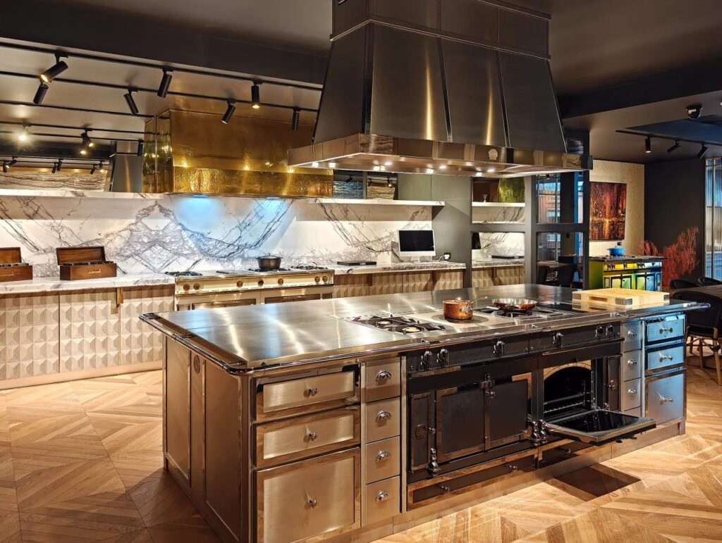 Plaque de cuisson moderne et hotte aspirante assorties en cuisine équipée
