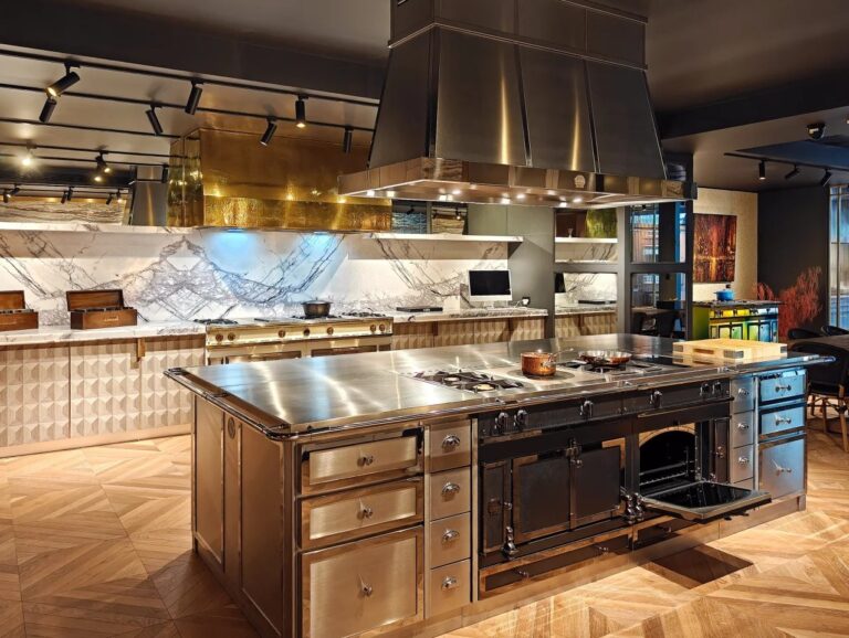 Plaque de cuisson moderne et hotte aspirante assorties en cuisine équipée