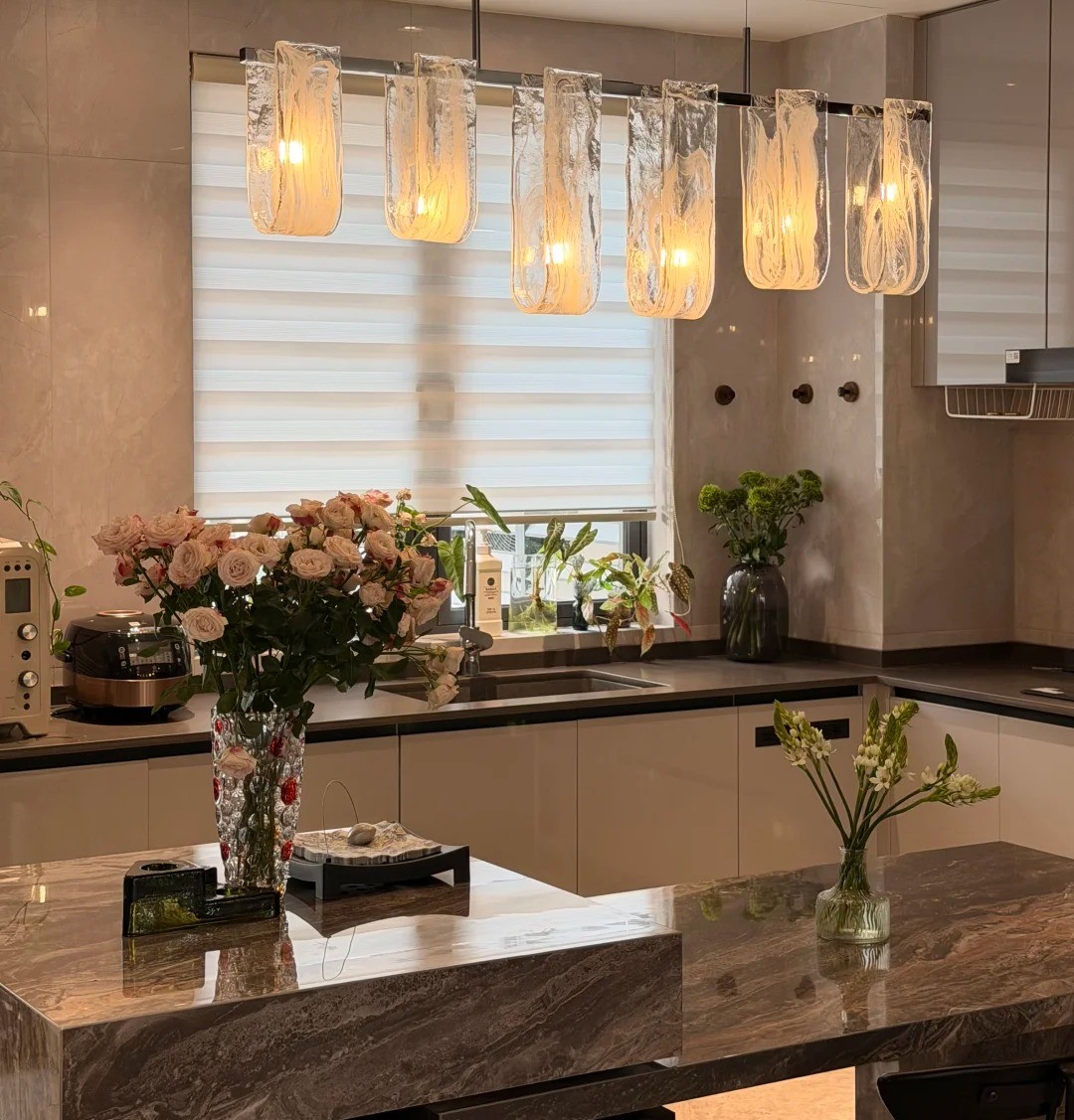 Cuisine moderne lumineuse avec piano de cuisson