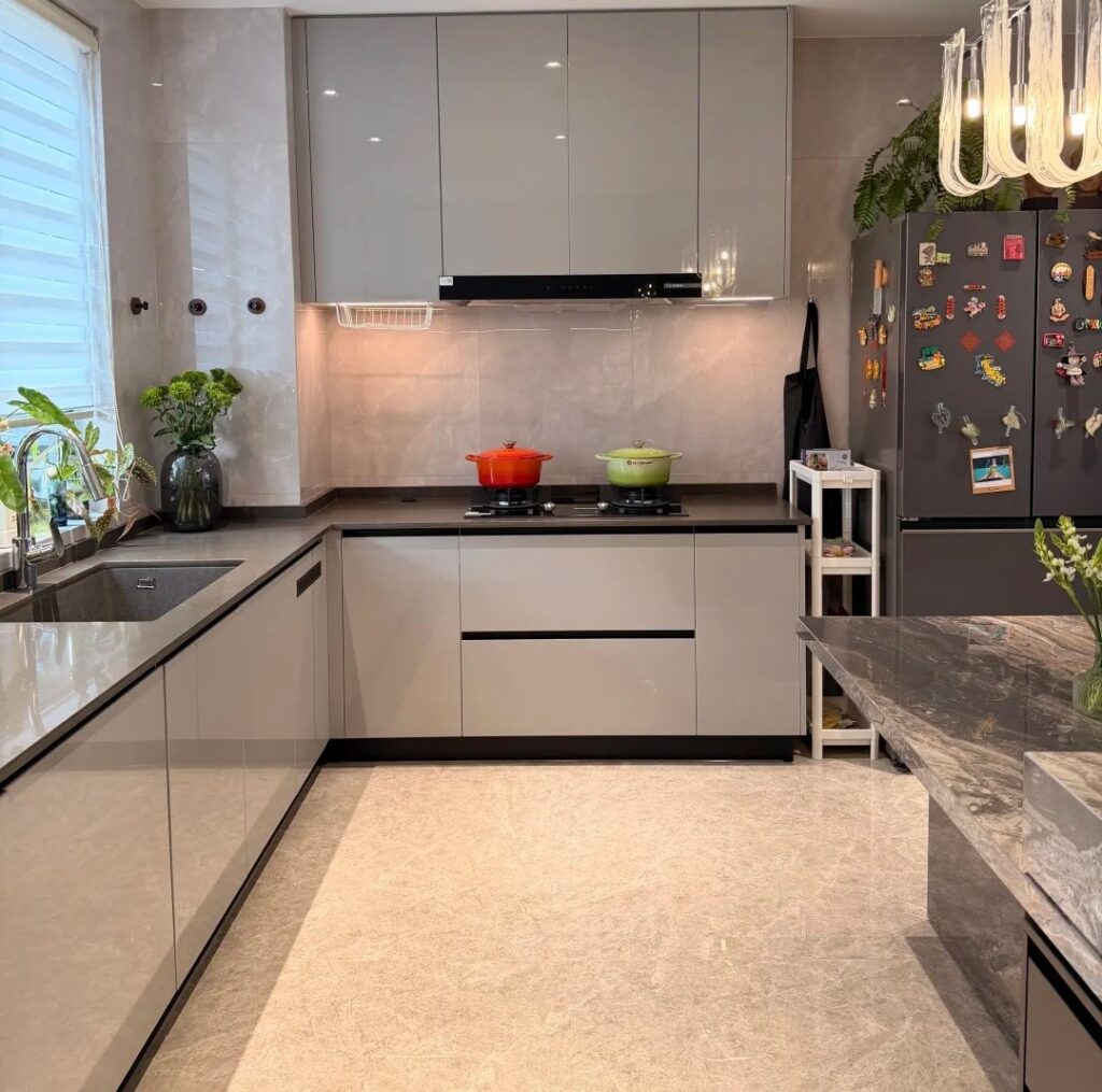 Cuisine moderne au design contemporain avec espace de cuisson intégré