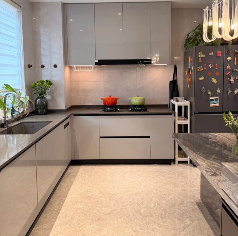 Cuisine moderne au design contemporain avec espace de cuisson intégré