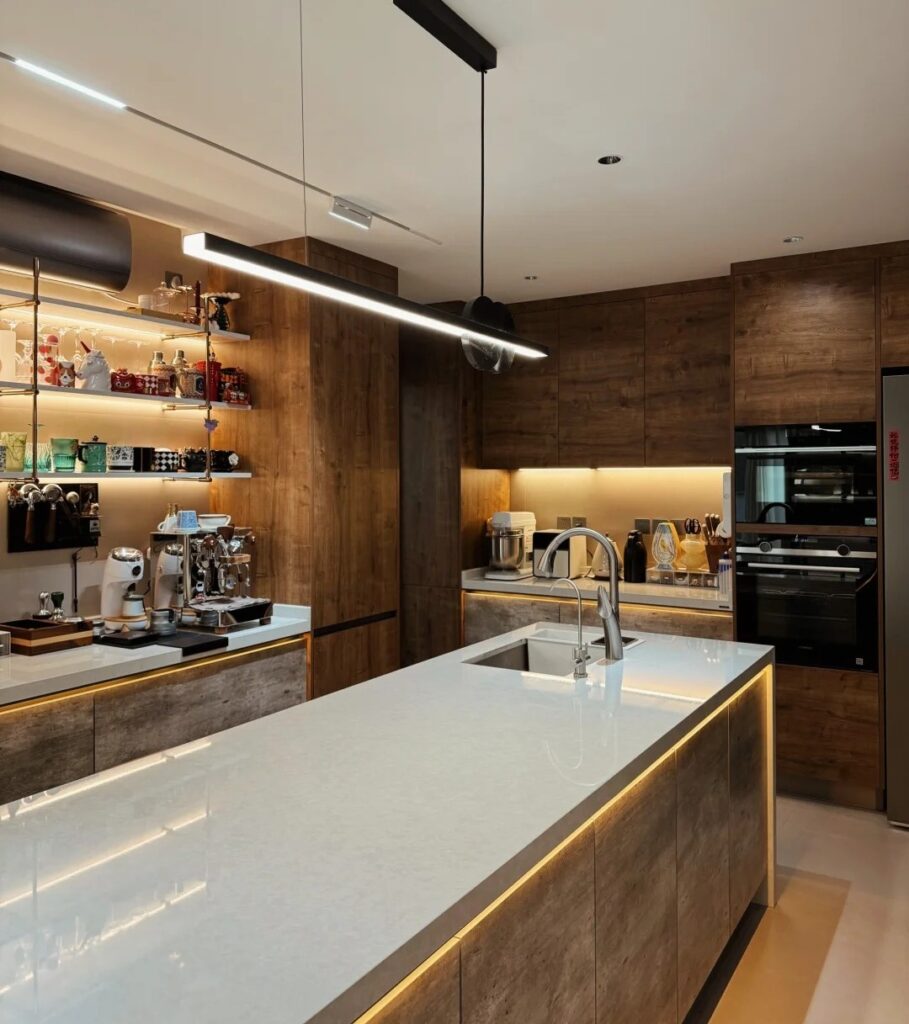 Cuisine moderne élégante avec table de cuisson et mobilier design