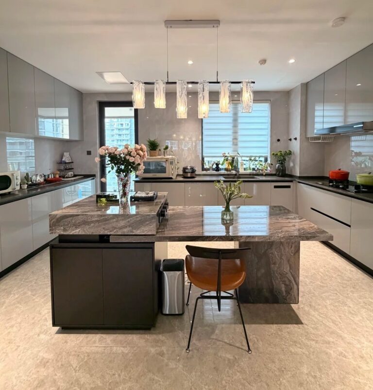 Cuisine moderne lumineuse avec espace de cuisson et plan de travail soigné