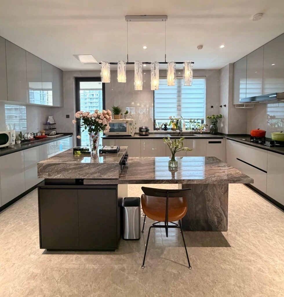 Cuisine moderne lumineuse avec espace de cuisson et plan de travail soigné