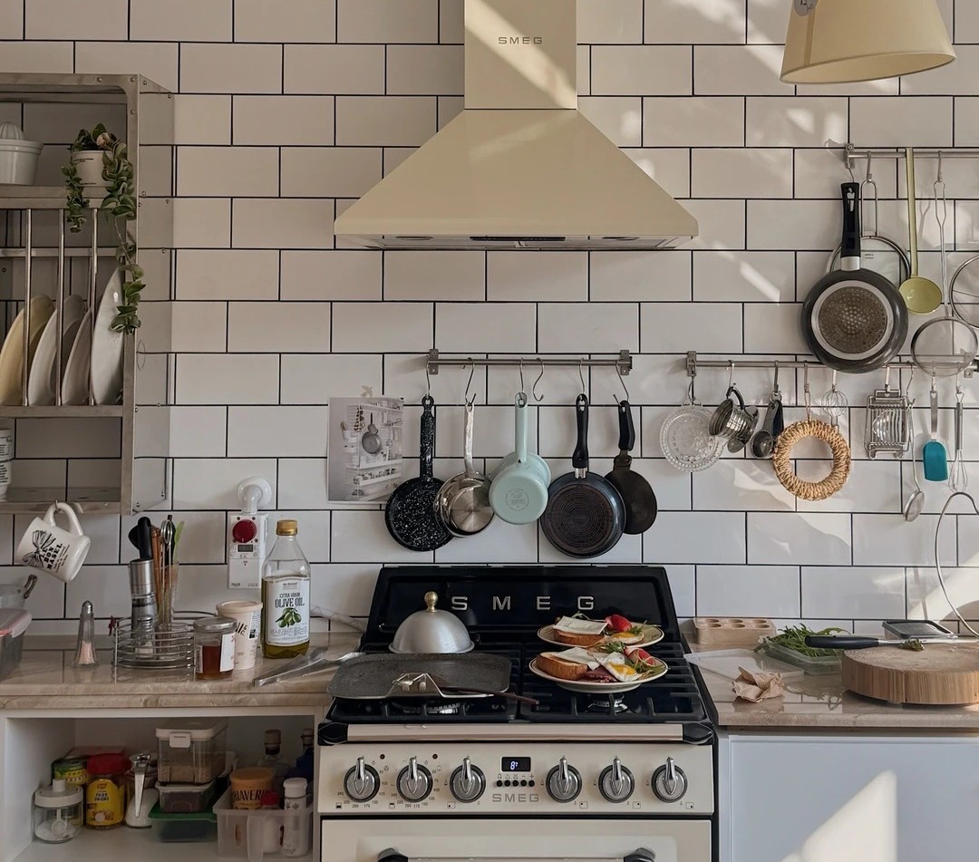 Piano de cuisson SMEG noir vintage en cuisine carrelage métro