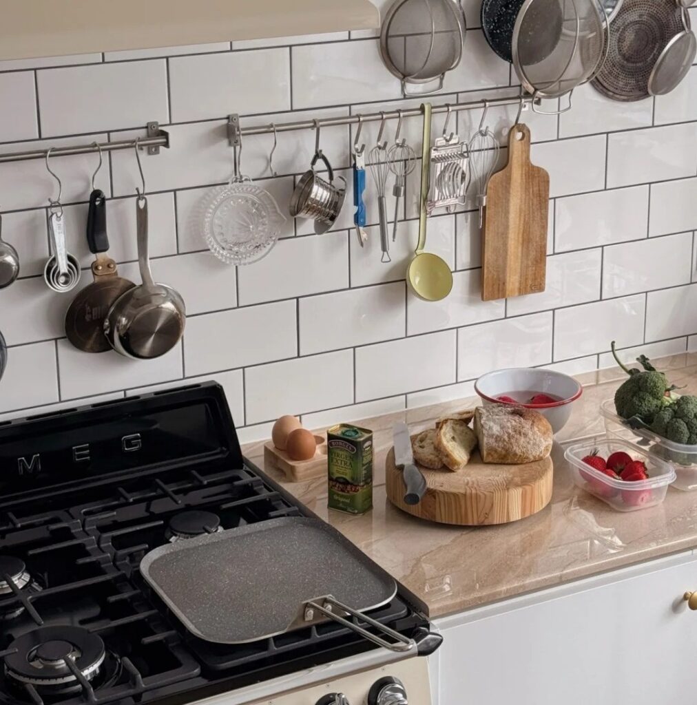 Cuisinière SMEG au style rétro mise en valeur par un carrelage métro