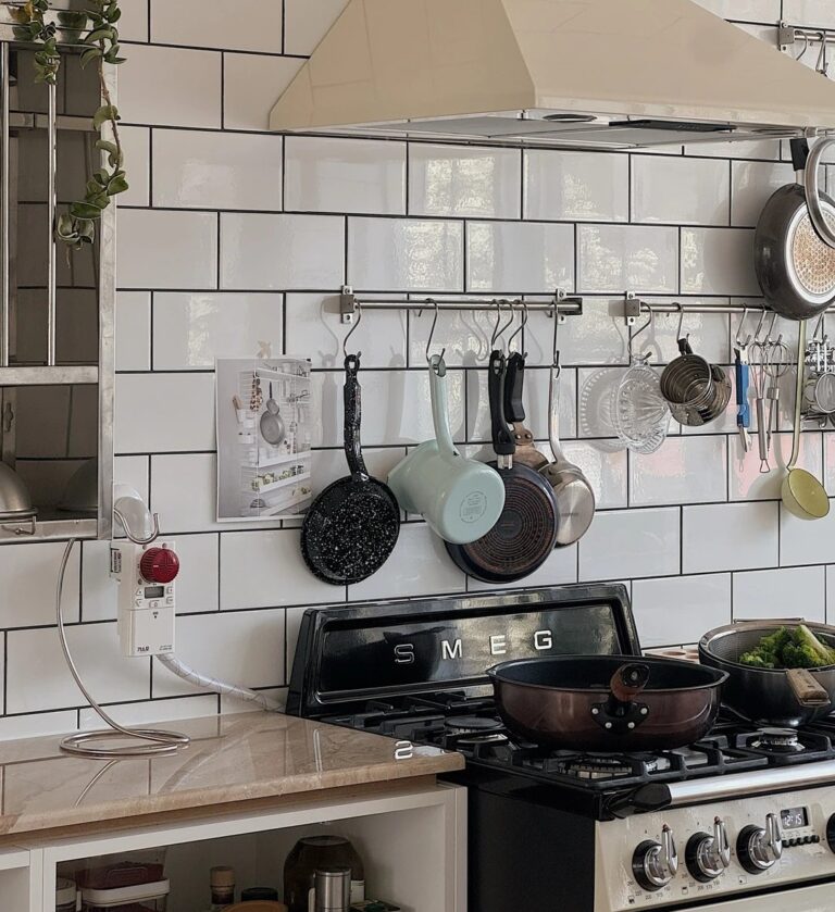 Cuisinière SMEG vintage colorée devant des petits carreaux métro en cuisine