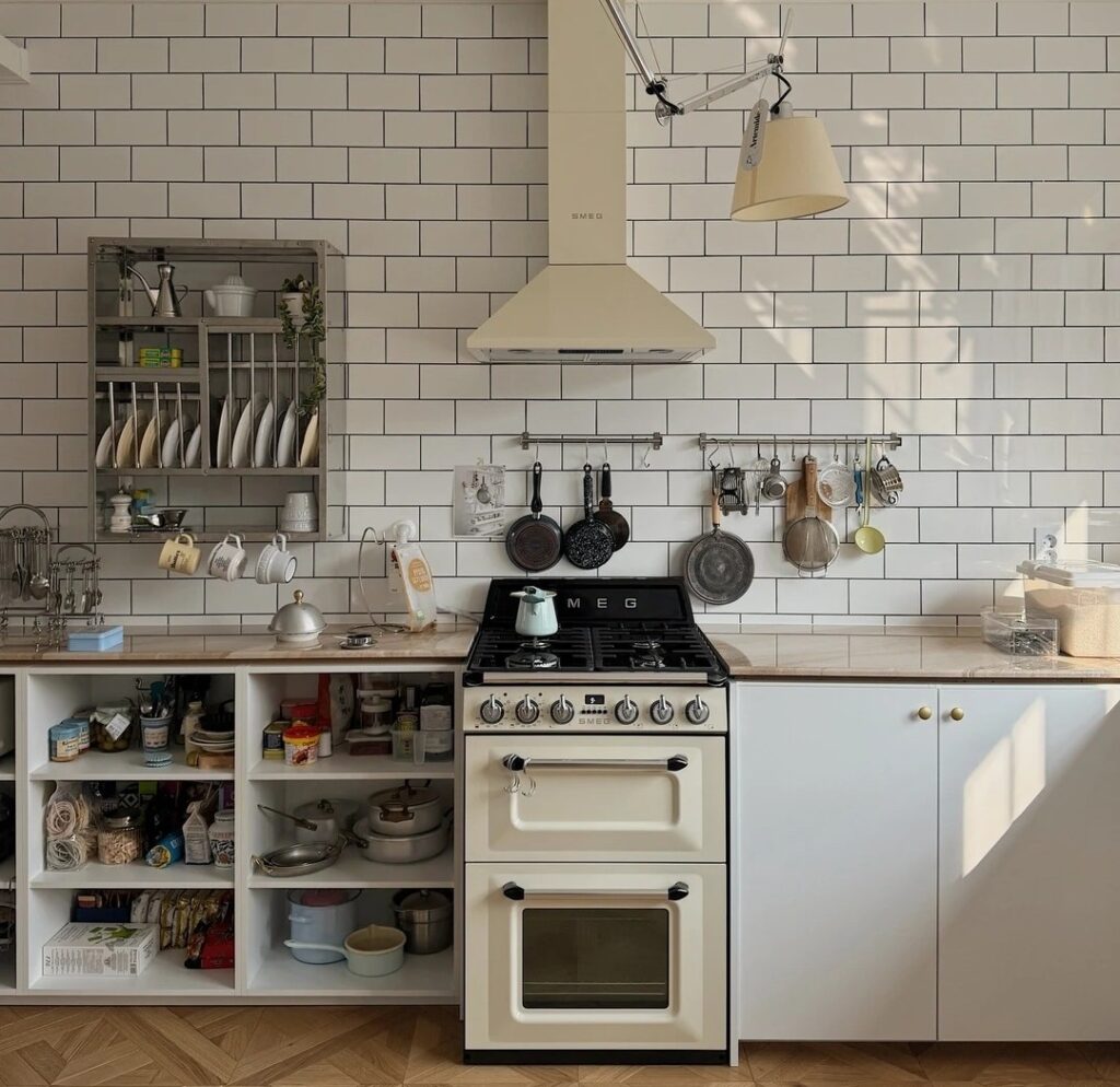 Cuisinière SMEG au design vintage avec mur de carreaux métro en cuisine