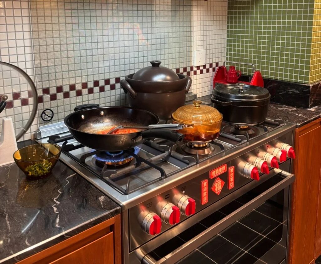 Cuisinière équipée de cinq brûleurs gaz dans une cuisine équipée