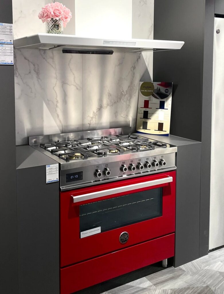 Piano de cuisson Bertazzoni avec four et six brûleurs gaz en cuisine