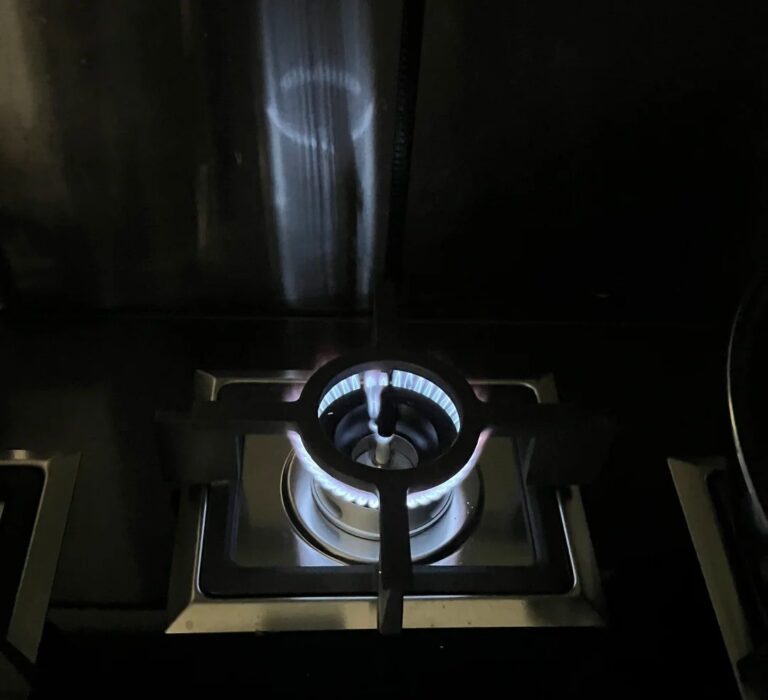 Foyer gaz en fonctionnement sur une plaque de cuisson en gros plan