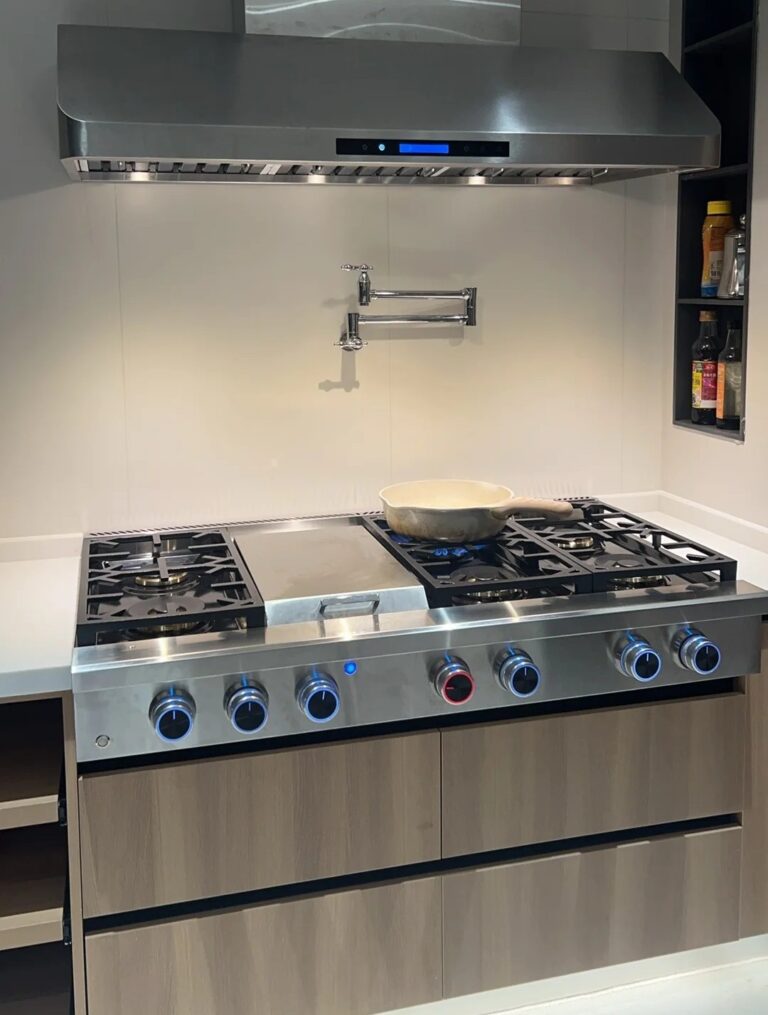 Foyer gaz allumé sur une table de cuisson dans une cuisine équipée