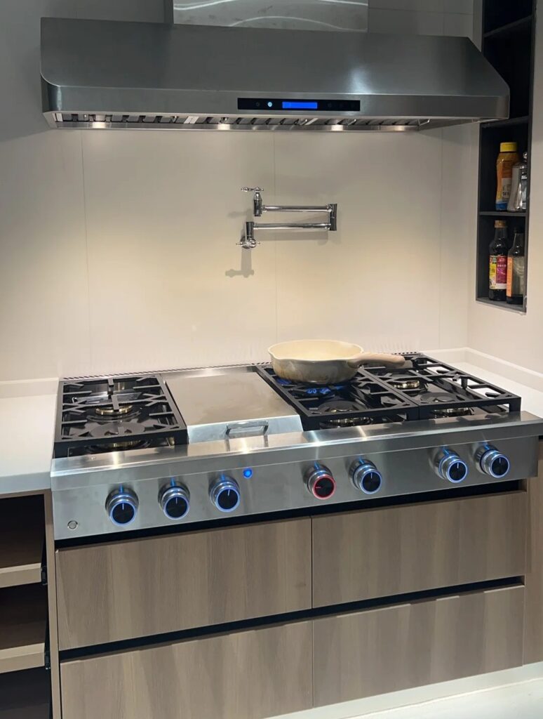 Foyer gaz allumé sur une table de cuisson dans une cuisine équipée