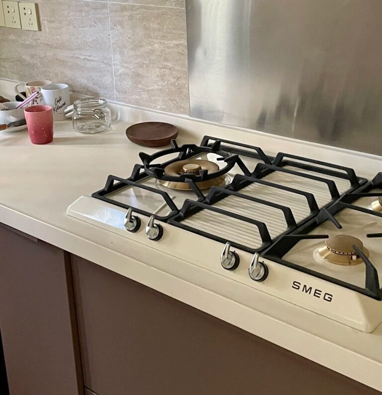 Cuisinière SMEG compacte à trois feux gaz dans une cuisine