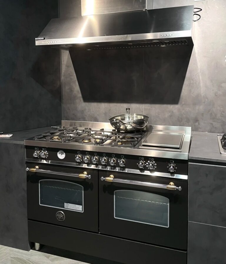 Piano de cuisson Bertazzoni au design italien dans une cuisine équipée