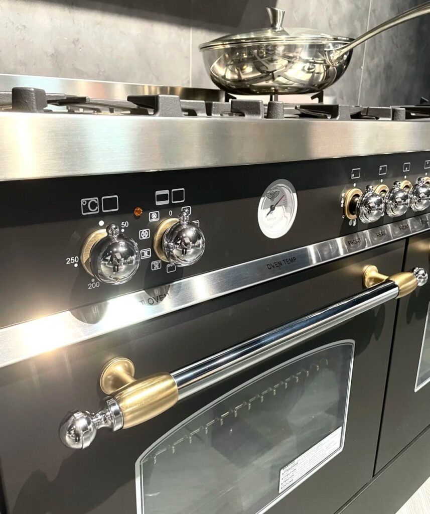 Piano de cuisson Bertazzoni avec four et brûleurs dans une cuisine moderne