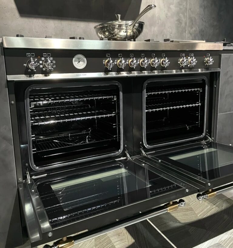 Piano de cuisson Bertazzoni au style soigné installé dans une cuisine