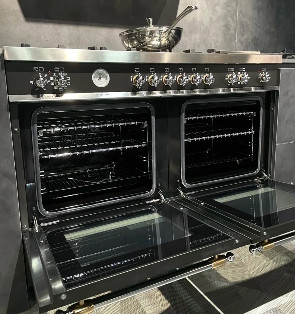 Piano de cuisson Bertazzoni au style soigné installé dans une cuisine