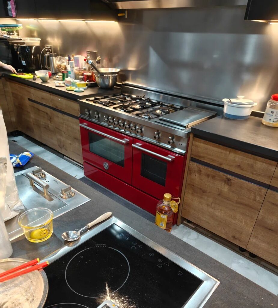 Piano de cuisson mis en scène dans une cuisine moderne et conviviale