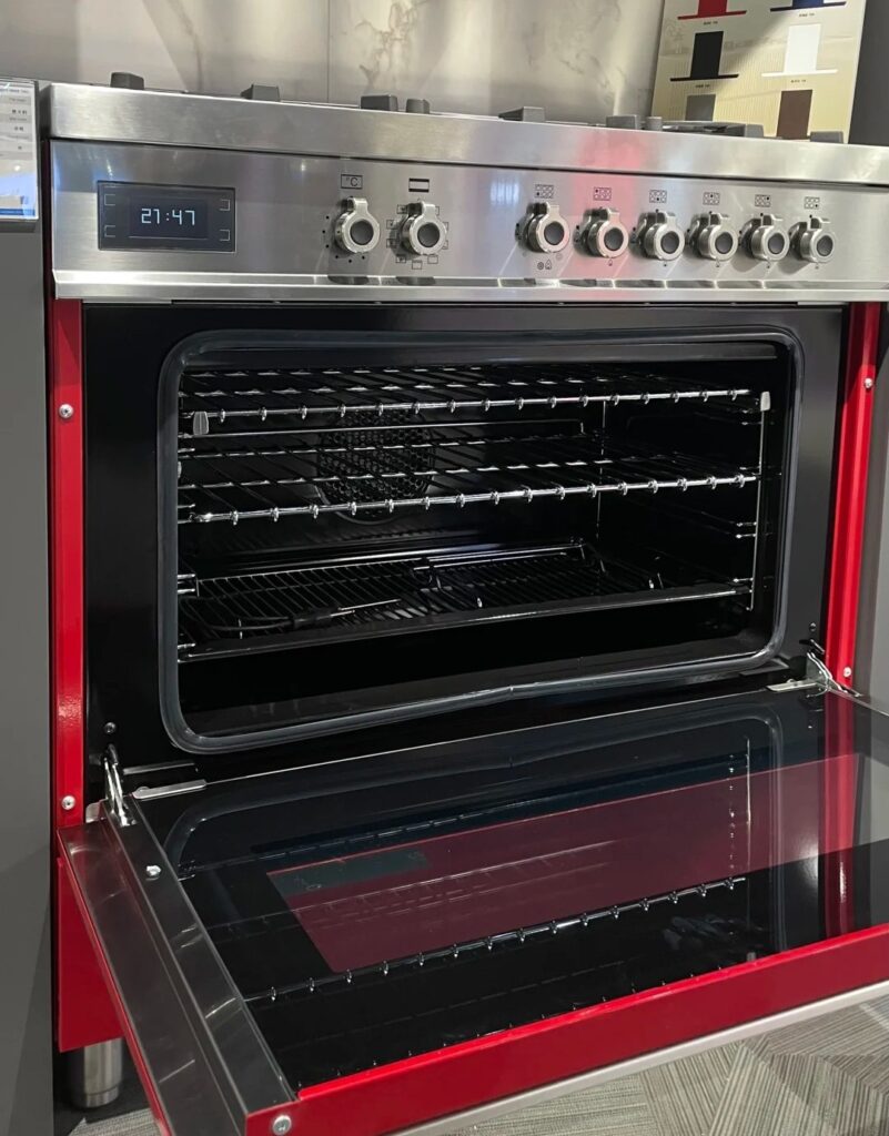 Piano de cuisson avec porte de four ouverte dans une cuisine équipée