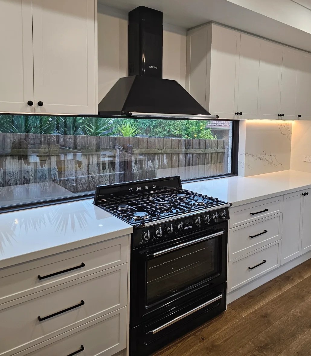 Piano de cuisson SMEG rétro mis en valeur dans une cuisine équipée
