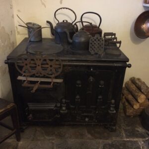 Cuisinière en fonte ancienne (illustration générique) Piano de cuisson en fonte émaillée de style ancien, illustration générique