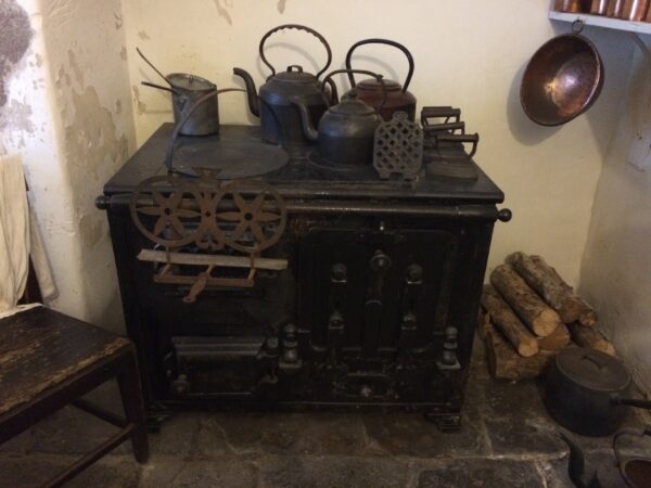 Cuisinière en fonte ancienne (illustration générique) Piano de cuisson en fonte émaillée de style ancien, illustration générique