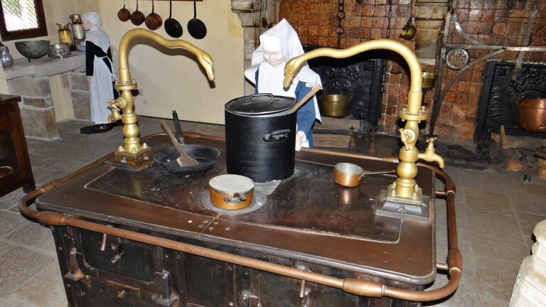 Fourneau ancien en fonte de la cuisine de l'Hôtel-Dieu de Beaune