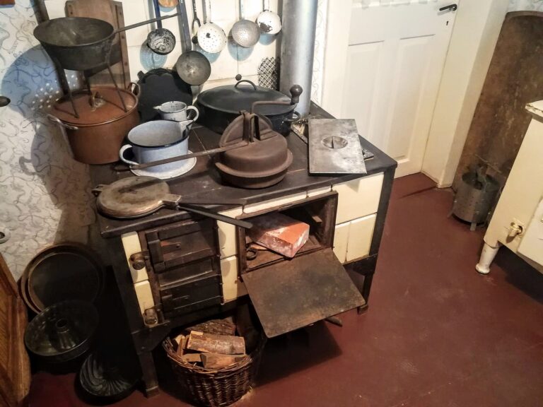 Cuisinière à bois d'occasion dans une cuisine ancienne