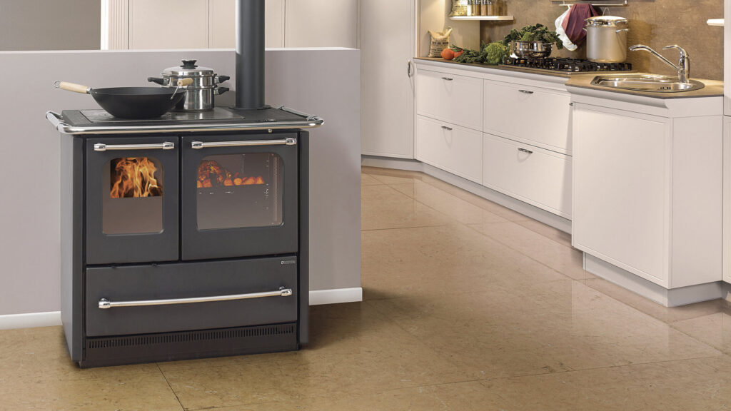 Cuisinière à bois La Nordica Sovrana dans une pièce de vie