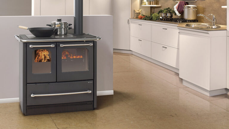 Cuisinière à bois La Nordica Sovrana dans une pièce de vie