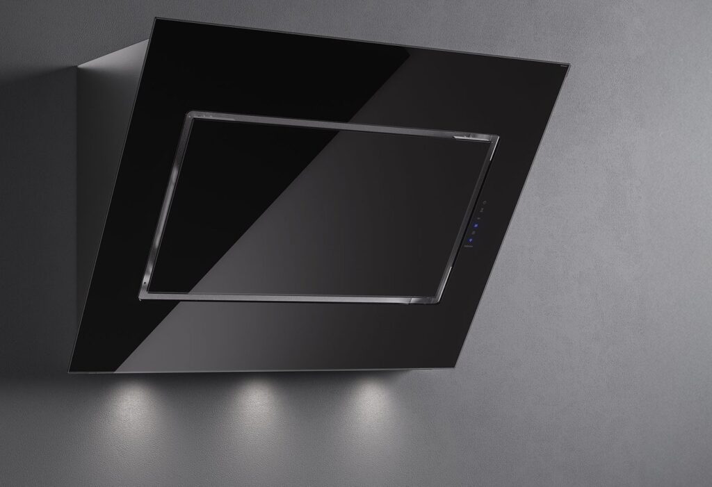 Hotte murale inclinée Falmec Quasar en verre noir avec aspiration périmétrale et spots LED