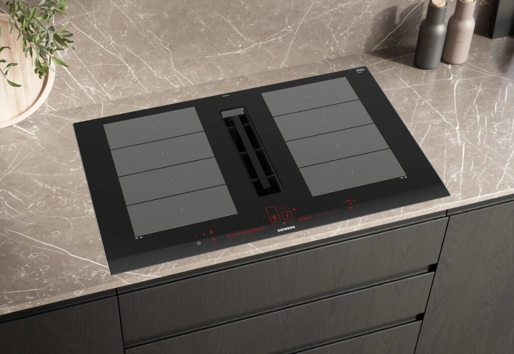 Table induction aspirante Siemens iQ700 inductionAir Plus EX875LX67E encastrée dans un plan en marbre
