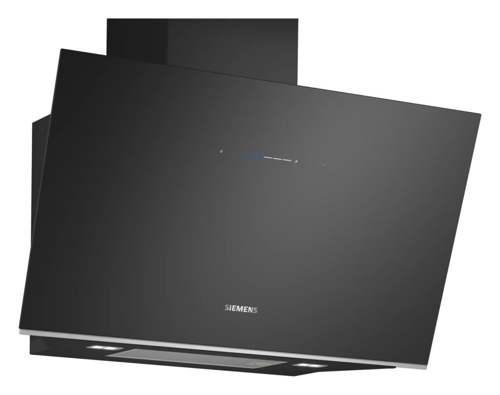 Hotte murale inclinée Siemens iQ700 LC91KLT60, 90 cm, verre noir, sur fond blanc